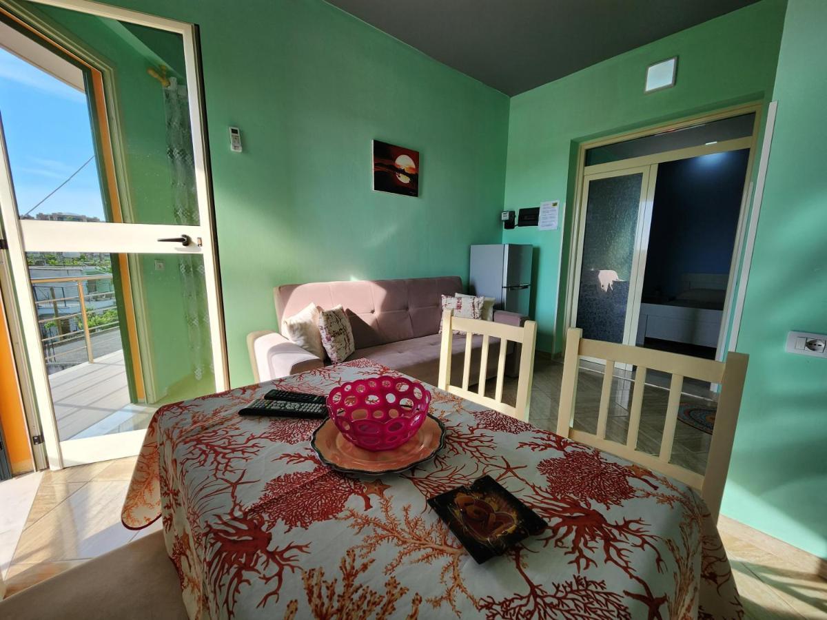Orange Apartment *